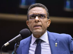 deputado federal Otoni de Paula (MDB) falando em microfone, sério