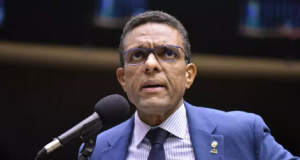 deputado federal Otoni de Paula (MDB) falando em microfone, sério