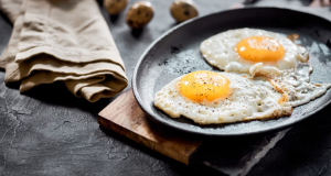 Dois ovos fritos em frigideira