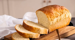 Pão fatiado em tábua de madeira