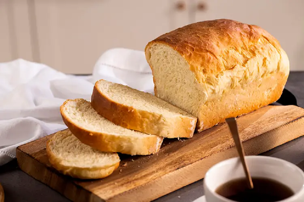 Pão fatiado em tábua de madeira