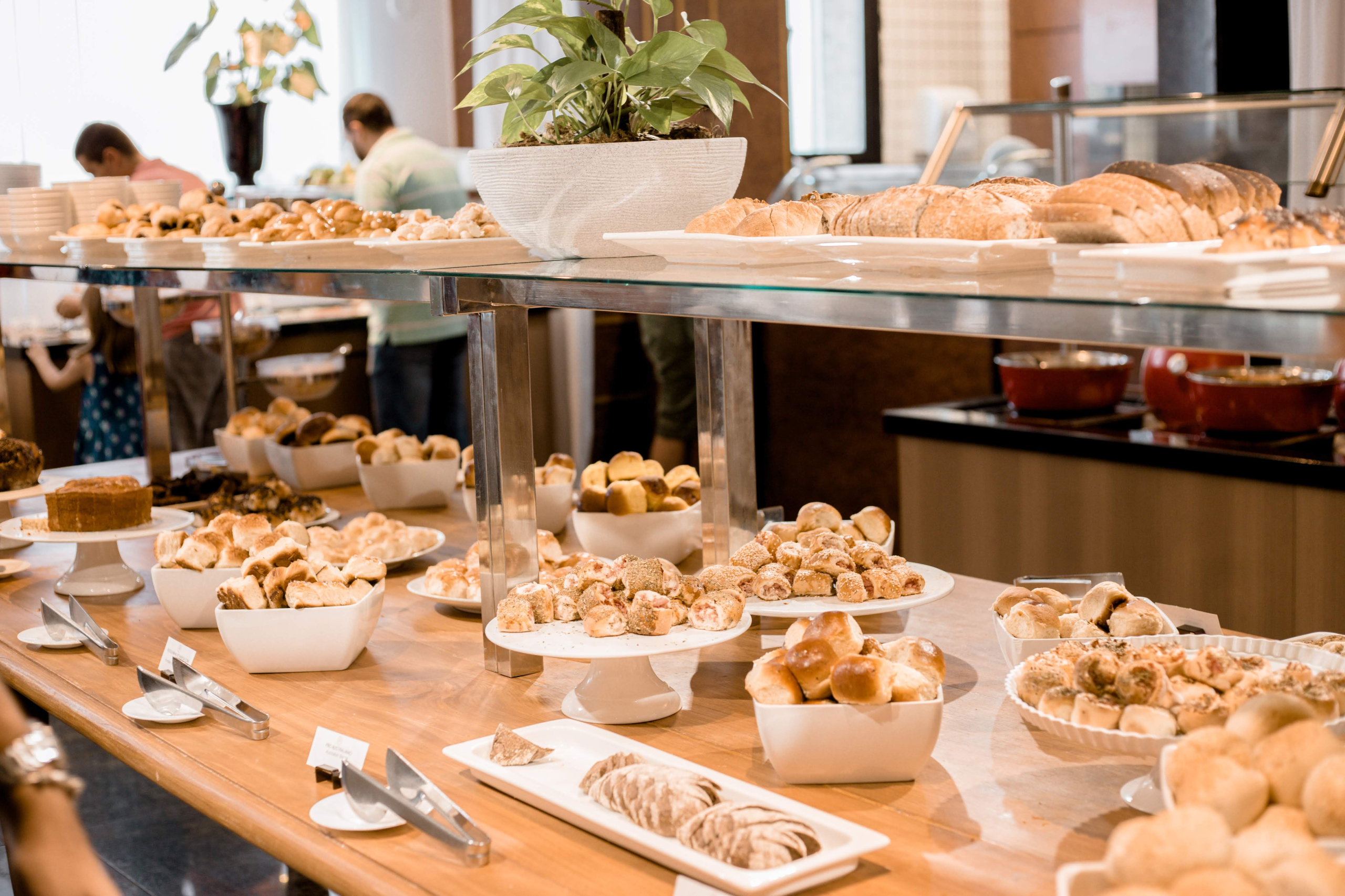 Café da manhã de hotel, mesa de pães