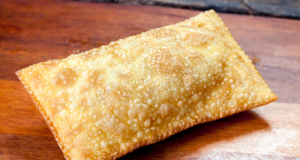 Pastel de feira em base de madeira