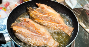 Peixes sendo fritos