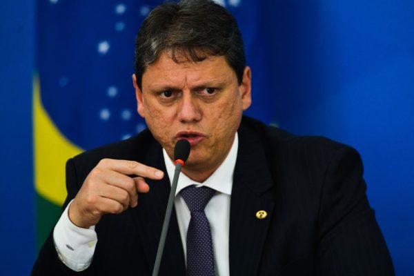 Bares de SP se rebelam contra Tarcísio e exigem fim do ICMS sobre gorjetas