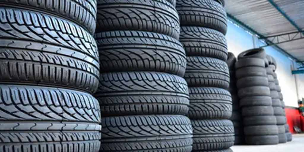 Pneus enfileirados