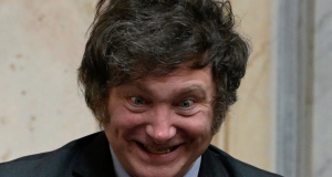 Javier Milei em close, sorrindo