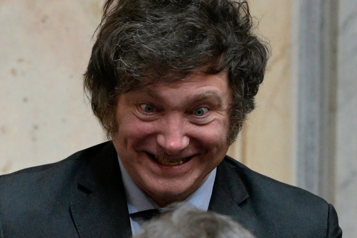 Javier Milei em close, sorrindo