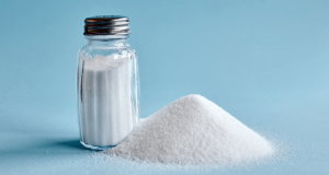 Sal no saleiro e em punhado