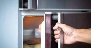 Mão abrindo geladeira