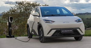 carro elétrico BYD branco