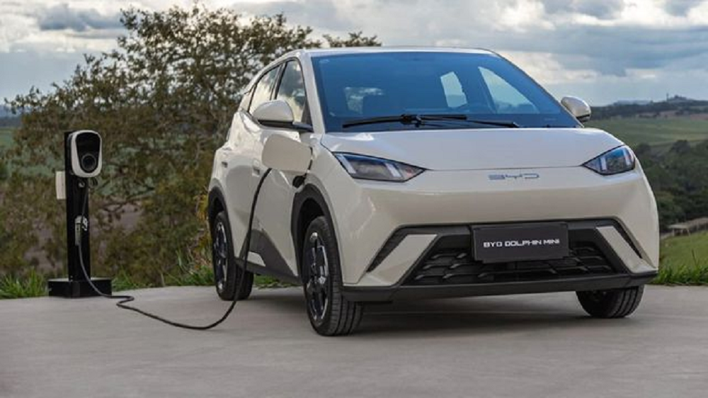 carro elétrico BYD branco
