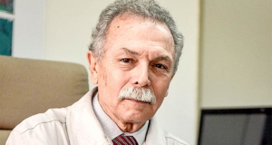 cientista Ricardo Galvão, atual presidente do Conselho Nacional de Desenvolvimento Científico e Tecnológico (CNPq), olhando sério para a câmera