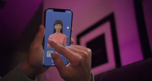 Homem mexendo em celular