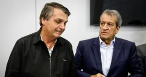 Jair Bolsonaro e Valdemar Costa Neto, o primeiro sorrindo e o segundo assustado