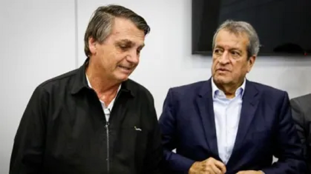 Jair Bolsonaro e Valdemar Costa Neto, o primeiro sorrindo e o segundo assustado