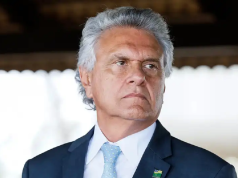 Ronaldo Caiado sério, olhando para o lado