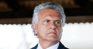 Ronaldo Caiado sério, olhando para o lado