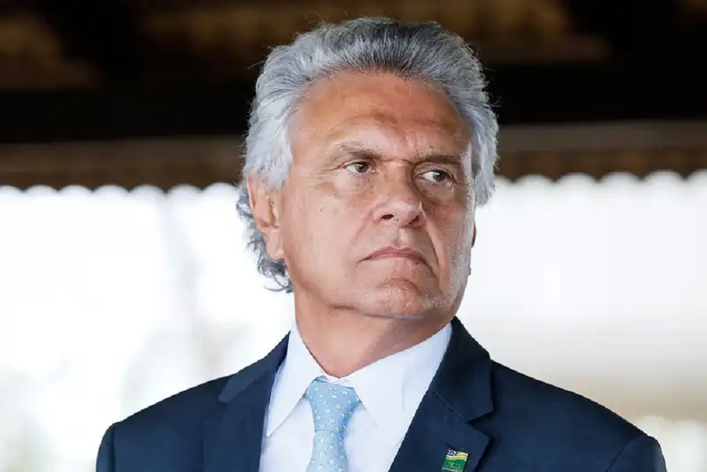Ronaldo Caiado sério, olhando para o lado