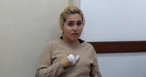 Ana Paula Veloso falando, de cabelo preso, séria