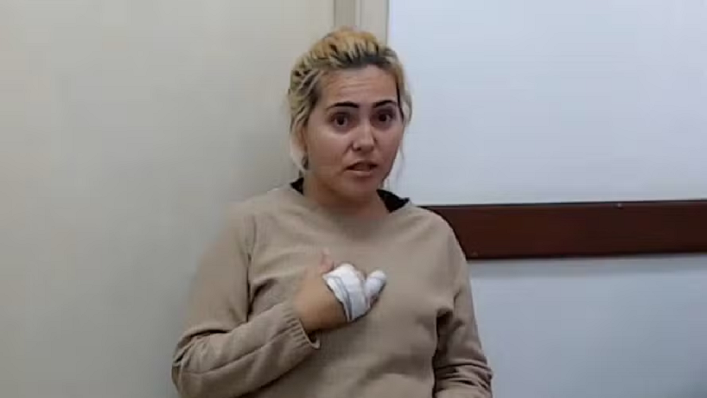 Ana Paula Veloso falando, de cabelo preso, séria