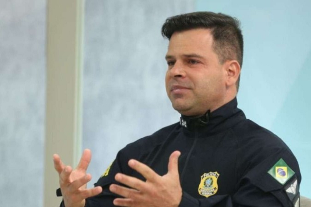 Silvinei Vasques, ex-diretor-geral da Polícia Rodoviária Federal (PRF), falando e gesticulando, sério, sem olhar para a câmera