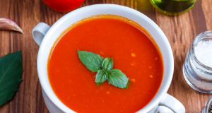 Sopa de tomate cremosa com manjericão