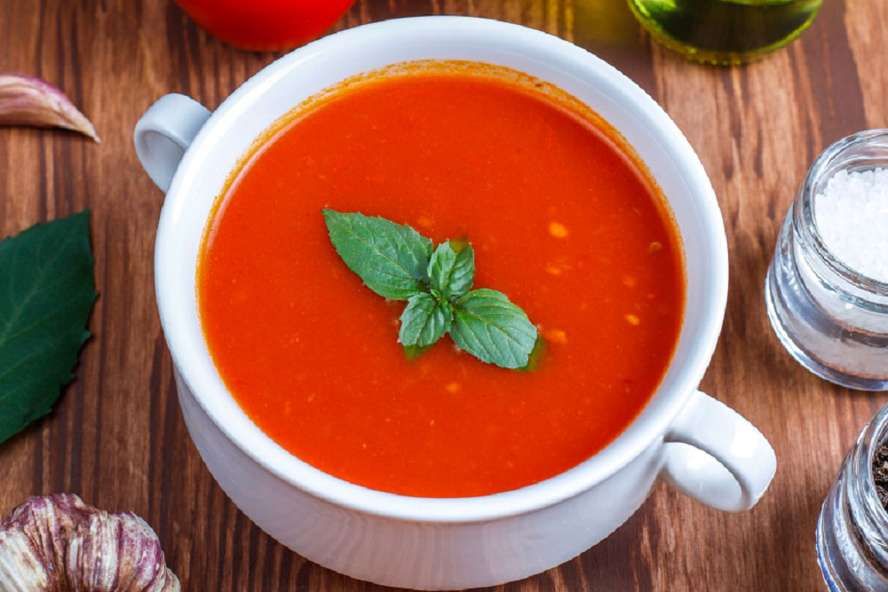 Sopa de tomate cremosa com manjericão