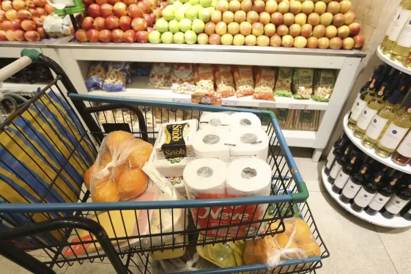 Preços dos alimentos caem pelo 4º mês seguido e aliviam inflação