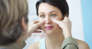 Mulher de costas com as mãos no rosto de outra mulher