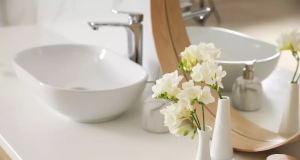 Pia de banheiro limpa e enfeitada com flores