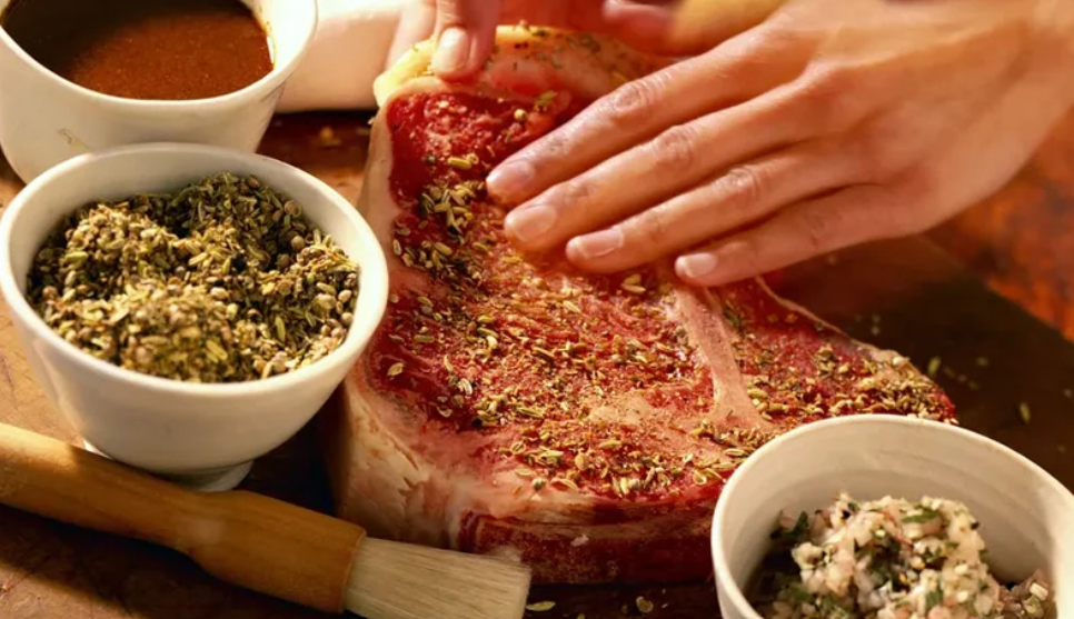 Carne sendo temperada para churrasco. Foto: Reprodução/ Ejs Temperos