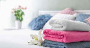 Toalhas de banho dobradas e empilhadas