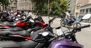 Motocicletas estacionadas e enfileiradas