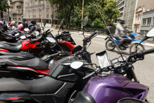 Motocicletas estacionadas e enfileiradas