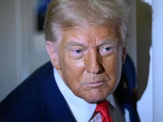 O presidente dos Estados Unidos, Donald Trump, em close, sério, sem olhar para a câmera