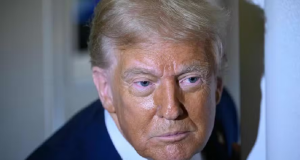 O presidente dos Estados Unidos, Donald Trump, em close, sério, sem olhar para a câmera