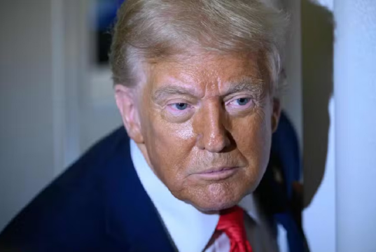 O presidente dos Estados Unidos, Donald Trump, em close, sério, sem olhar para a câmera