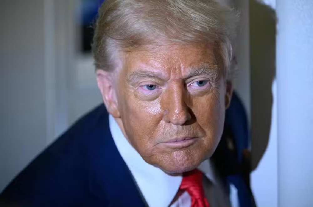 O presidente dos Estados Unidos, Donald Trump, em close, sério, sem olhar para a câmera