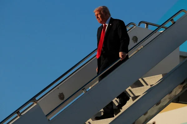 Trump chega à Malásia e deve se reunir com Lula para discutir tarifas, comércio e sanções