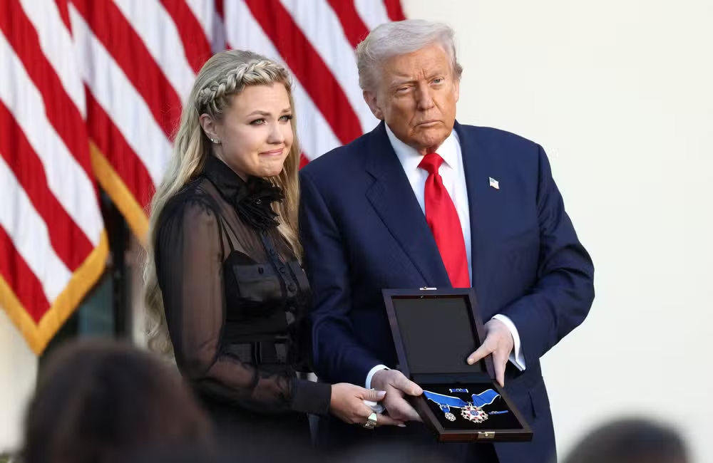 Erika Kirk, esposa de Charlie Kirk , e o presidente dos EUA, Donald Trump