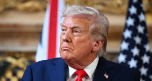 O presidente dos Estados Unidos Donald Trump olhando para o lado, sério