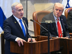 O primeiro-ministro de Israel, Benjamin Netanyahu, falando e sendo observado por Donald Trump