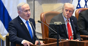 O primeiro-ministro de Israel, Benjamin Netanyahu, falando e sendo observado por Donald Trump