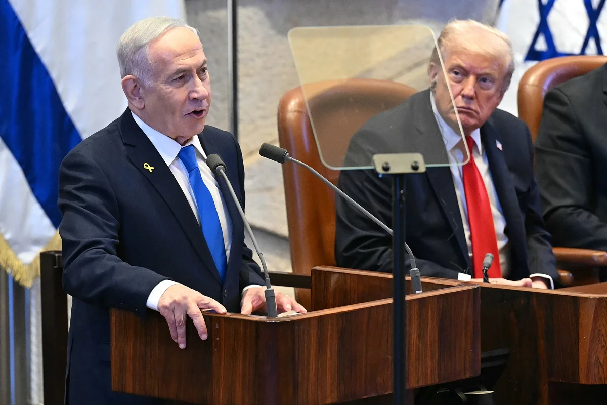 O primeiro-ministro de Israel, Benjamin Netanyahu, falando e sendo observado por Donald Trump