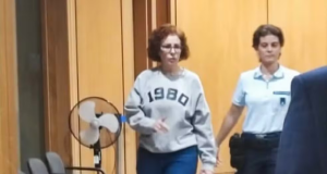 A deputada federal Carla Zambelli (PL-SP) caminhando em tribunal na Itália