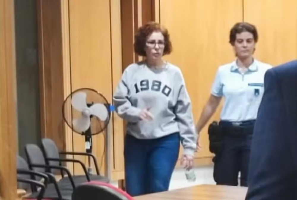 A deputada federal Carla Zambelli (PL-SP) caminhando em tribunal na Itália
