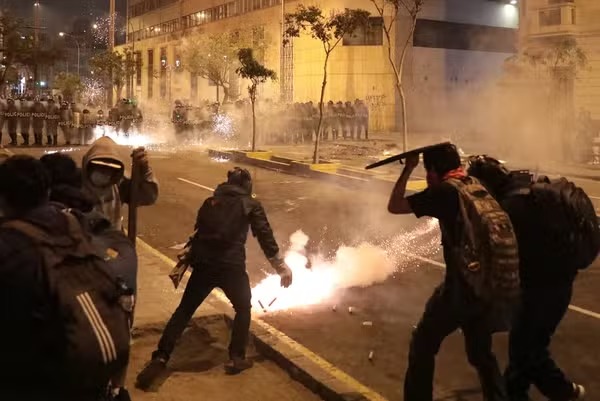 VÍDEOS - Jovens tomam as ruas do Peru; protestos têm um morto e mais de 100 feridos
