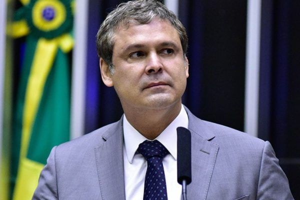 Lindbergh rebate Tarcísio e lista caos na gestão paulista