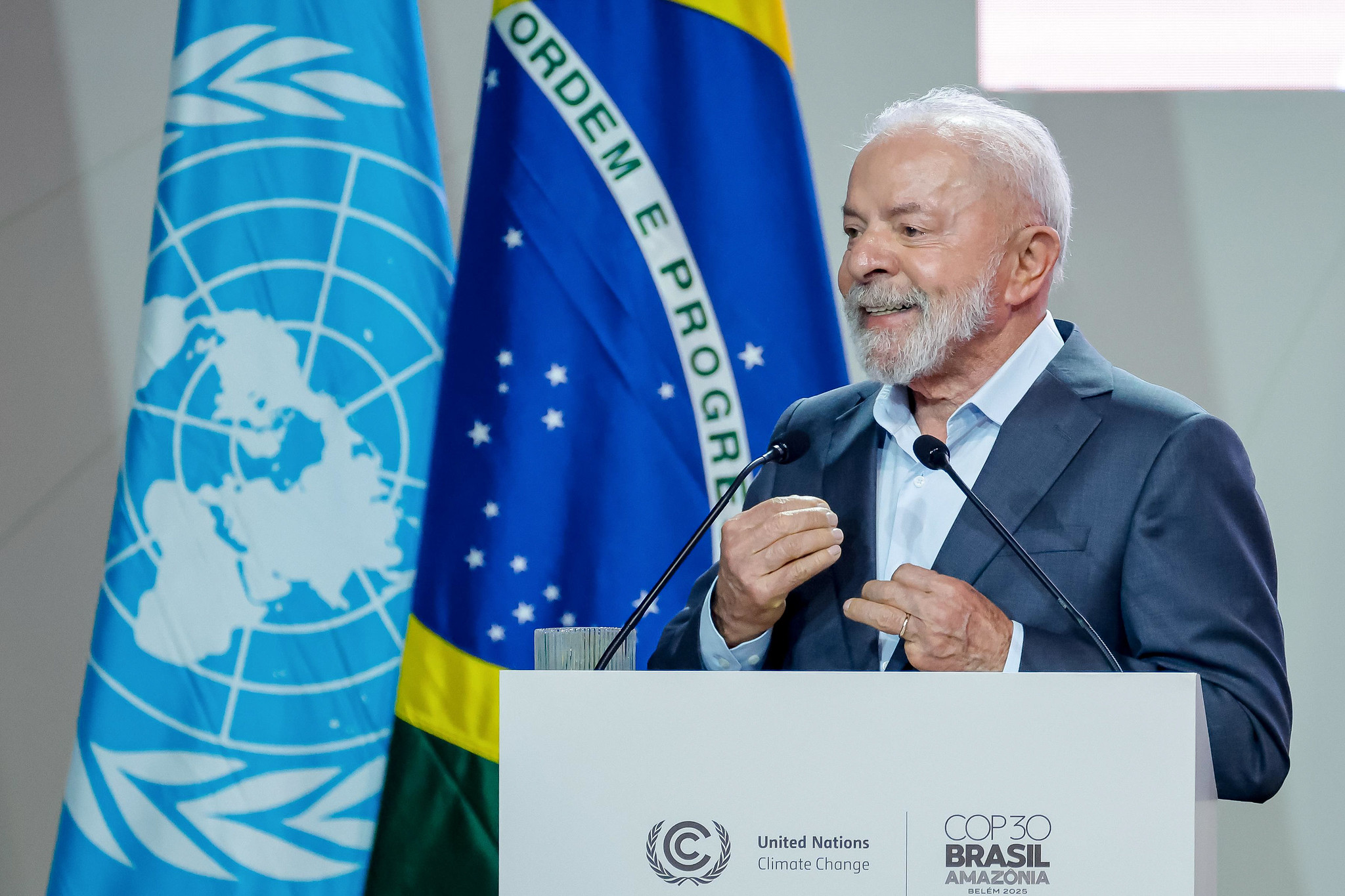 Presidente da República, Luiz Inácio Lula da Silva, falando em microfone e gesticulando, olhando para o lado